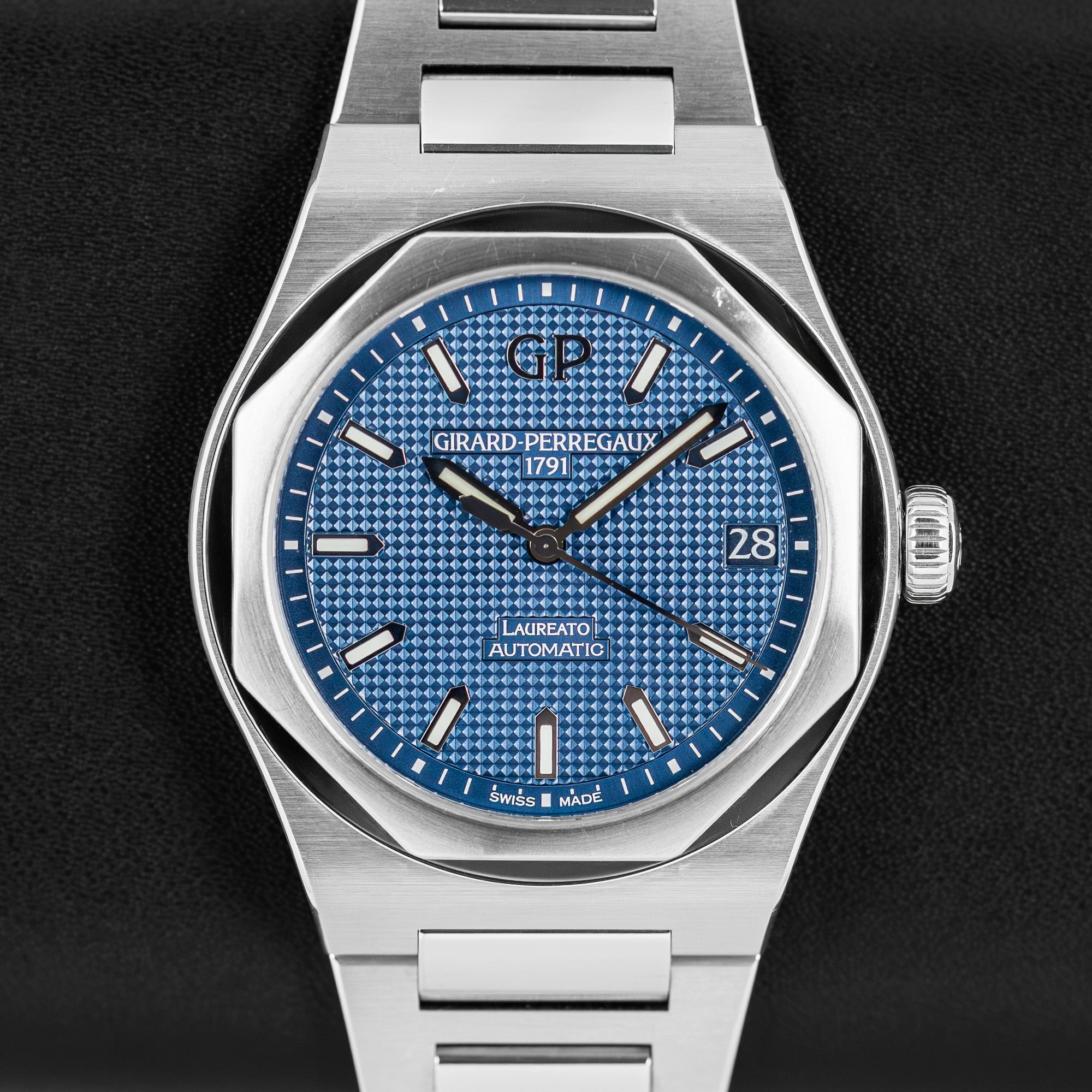 Girard Perregaux Laureato 81010-11-431-11A