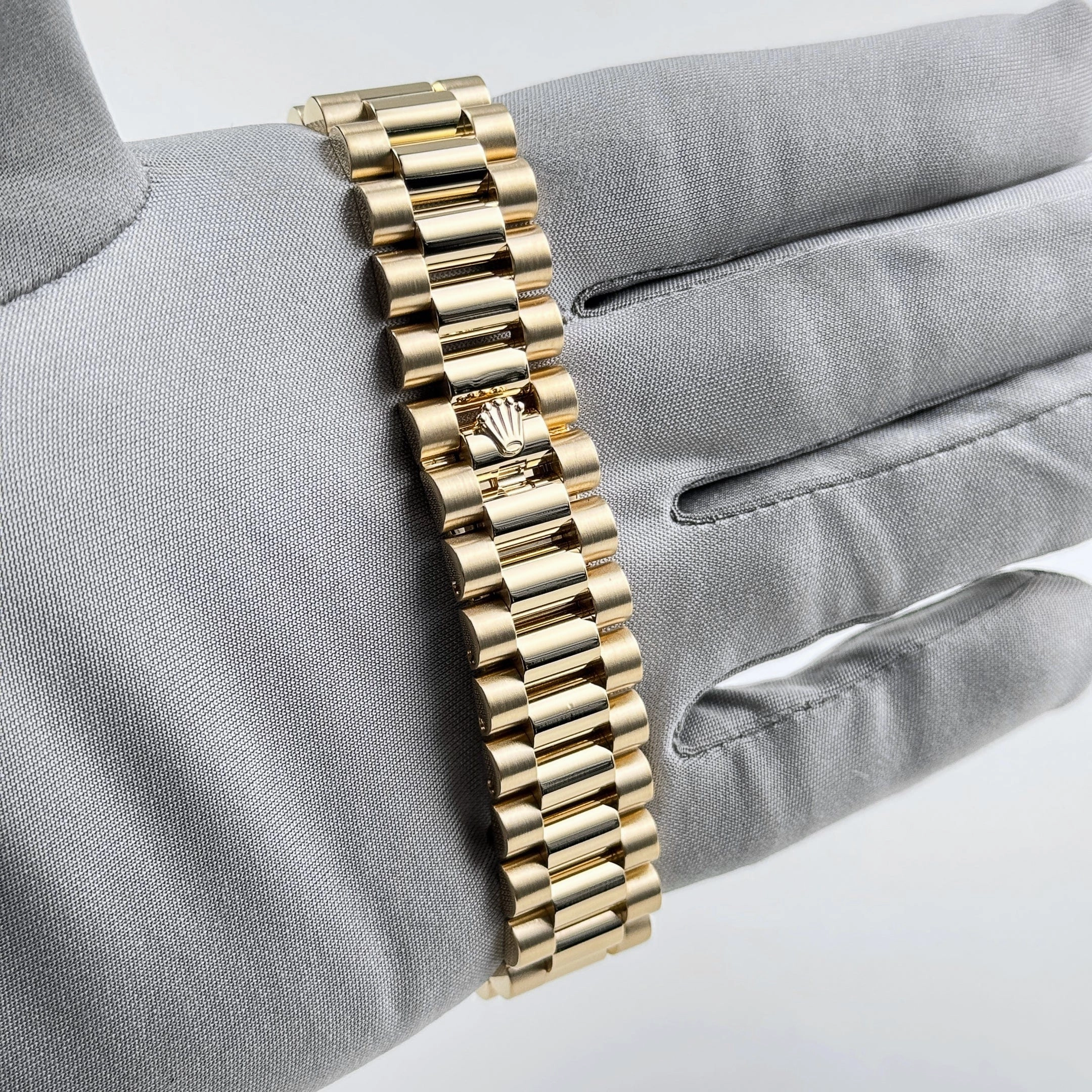 Rolex Day-Date 118388 Yellow Gold White Mother of Pearl Dial Diamond Bezel (2008)